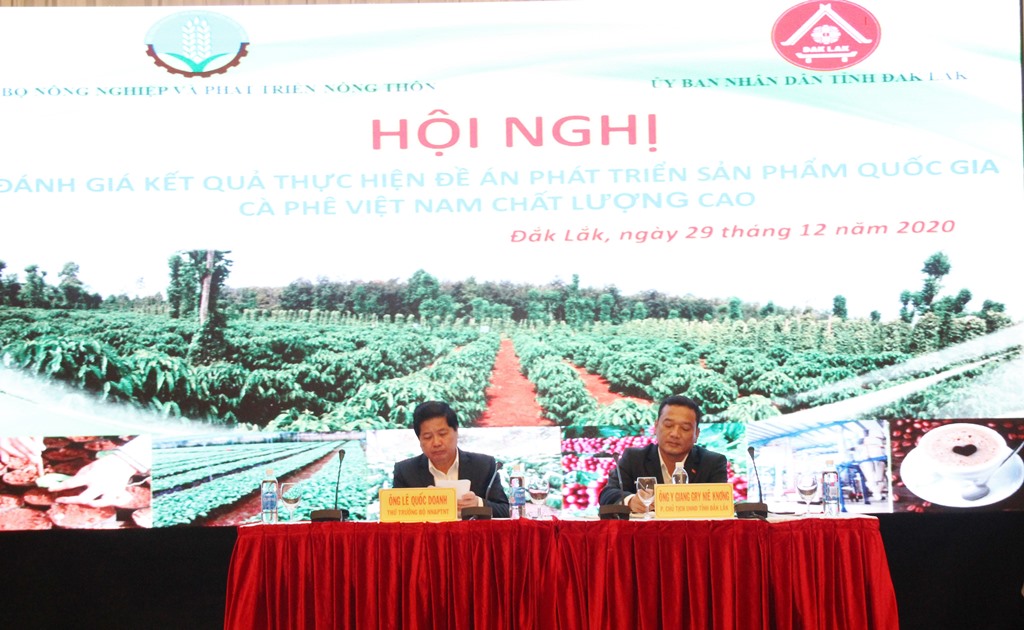 Thứ trưởng Bộ NN&PTNT Lê Quốc Doanh và Phó Chủ tịch UBND tỉnh Đắk Lắk Y Giang Gry Niê Knơng đồng chủ trì Hội nghị