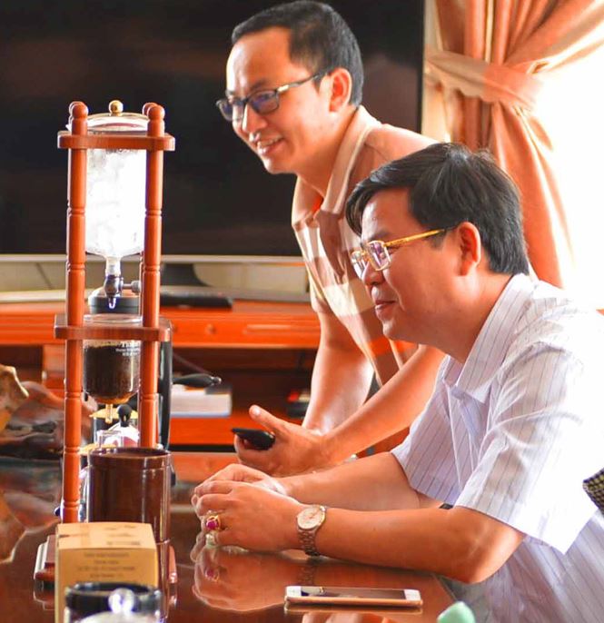 Ông Nguyễn Xuân Lợi giới thiệu cách pha cà phê Cold Brew