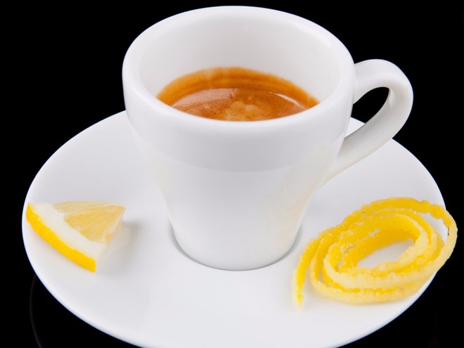 Espresso Romano, Italy: Tách espresso (cà phê đen) đích thực chuẩn Italy thường đi kèm với một lát chanh tươi để tăng thêm hương vị. Ảnh: Shutterstock.