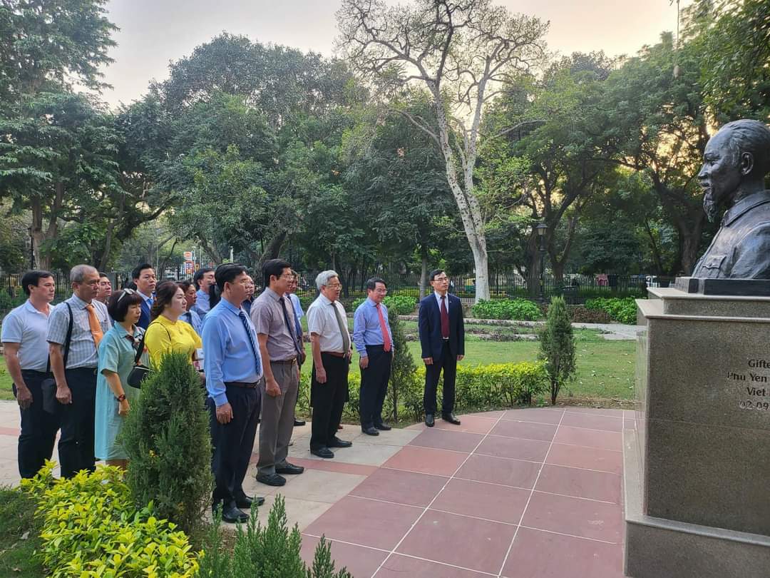 Đoàn Đắk Lắk trước tượng đài của Bác Hồ tại khuôn viên ngay trung tâm thủ đô New Delhi